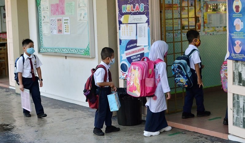 Student pays heavy price after lugging school bag for years