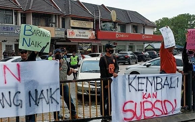 Police visit Amanah HQ after price hike flash mob video