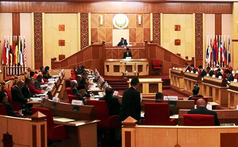 Pass anti-hopping law before dissolving assembly, says Perak rep